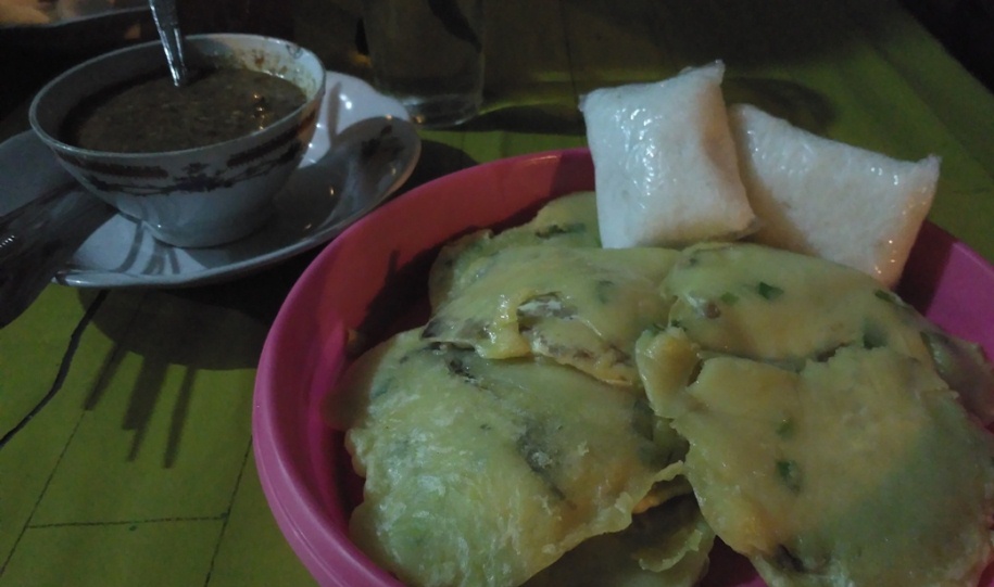 Foto: Mendoan Coboy disajikan terpisah dengan ketupat dan sambal kacang (Dokumen Pribadi)