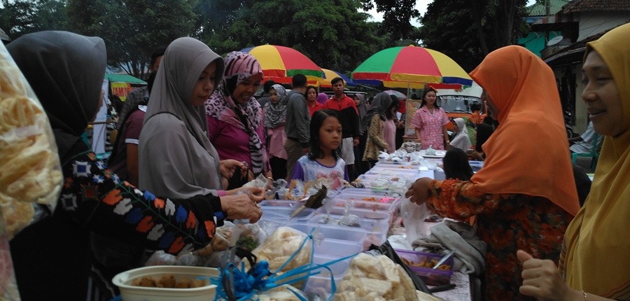 Foto: Suasana Pasar Sore Kampung Ramadhan Kauman 1438H Banjarnegara Jam 4 sore (dokumen pribadi)