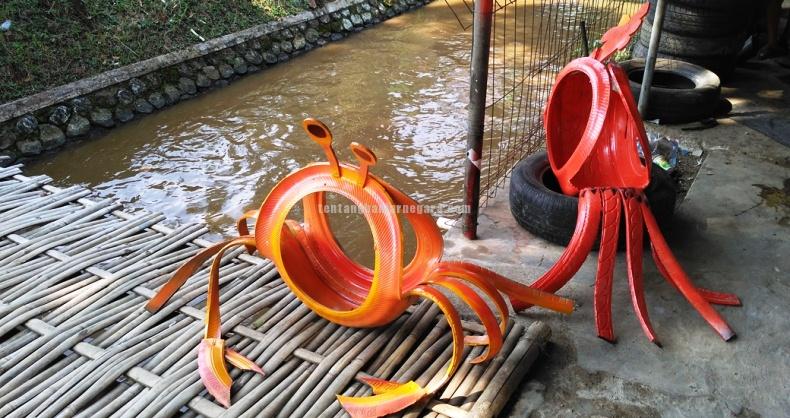 Foto: Patung kepiting dan ayam jago dari limbah ban bekas mobil (Rumah Kreatif Indonesia)