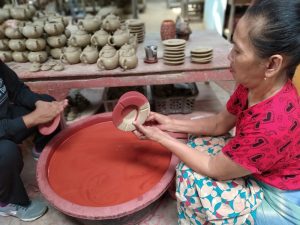 Pewarnaan keramik klampok banjarnegara