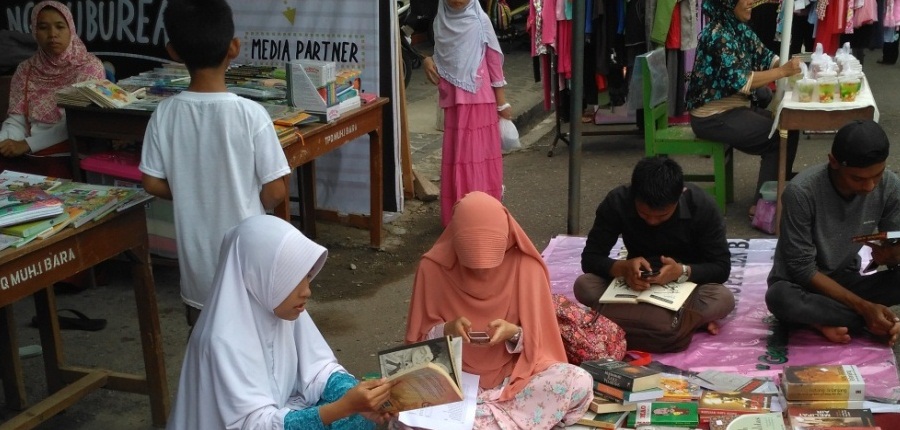 Foto: Stand NgabubuRead Komunitas Baca Bersama di Kampung Ramadhan Kauman Banjarnegara 1438H (dokument pribadi)