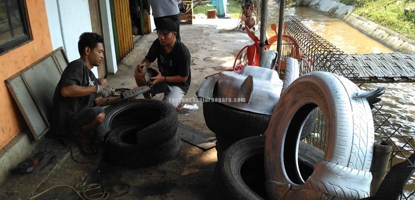Foto: Patung Cangkir Kopi dari limbah ban bekas mobil (Rumah Kreatif Indonesia)