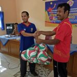 Peyerahan bola voly untuk Sekolah Bola Voli Asmot Karang Taruna Tunas Harapan Desa Pingit
